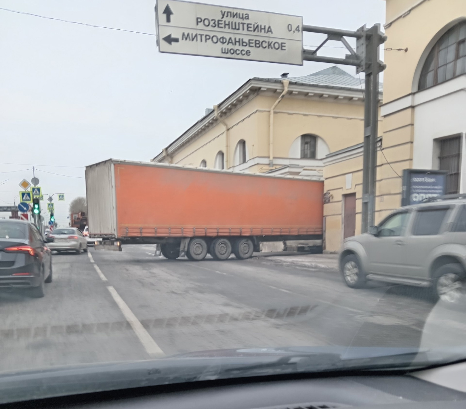 Видео: Автомобиль протаранил дорожный знак на островке безопасности на  набережной Обводного канала в Петербурге - 20 февраля 2024 - ФОНТАНКА.ру