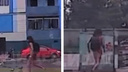 «Не голый же!» В новосибирском дворе мужчина бегал вдоль помойки босиком и в шортах — видео