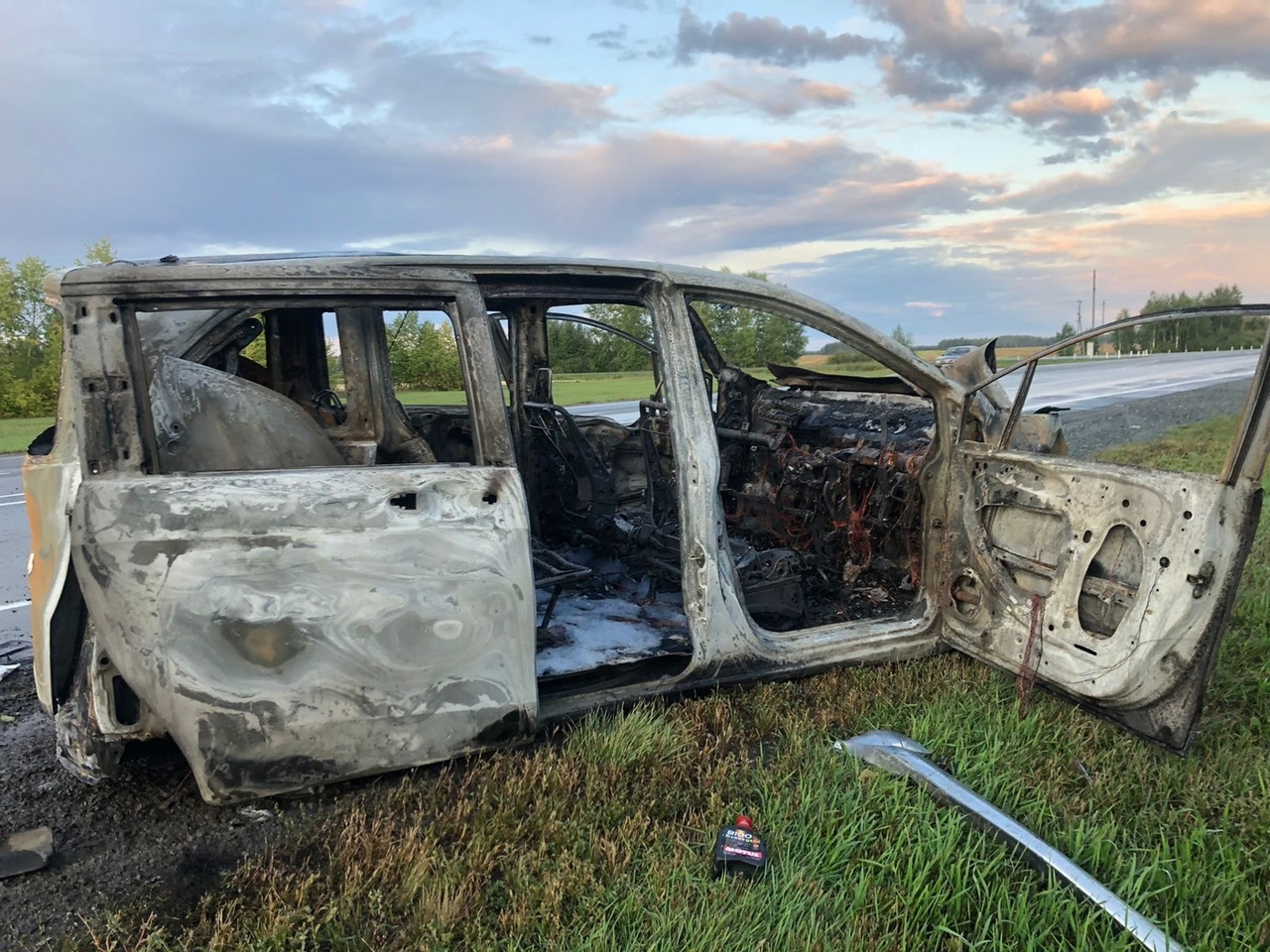 Огонь уничтожил автомобиль Огонь уничтожил автомобиль