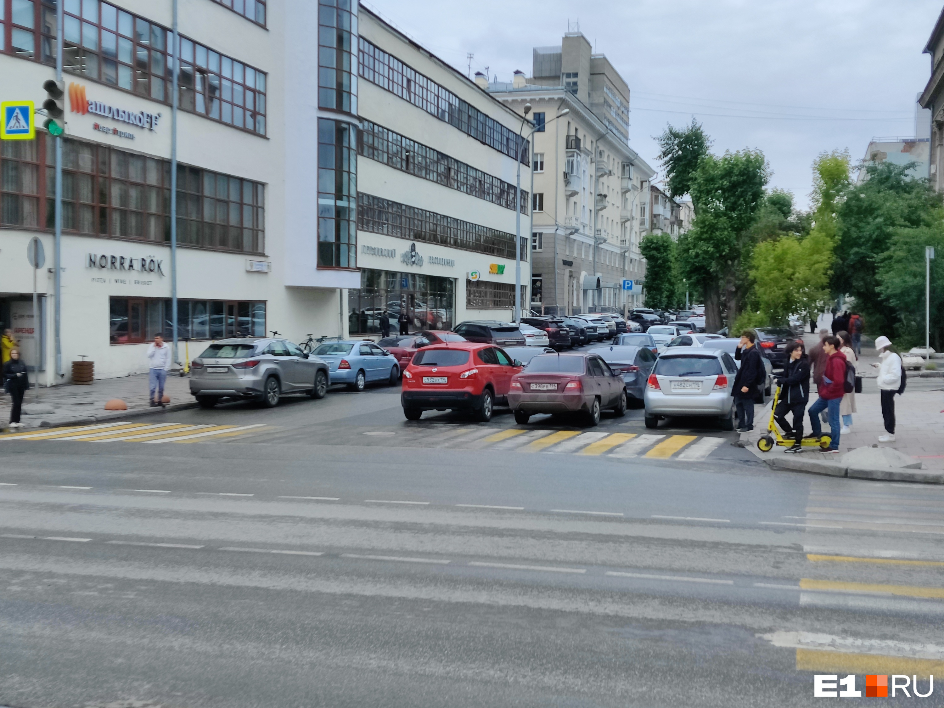 В центре Екатеринбурга «мастера парковки» бросили машины посреди дороги