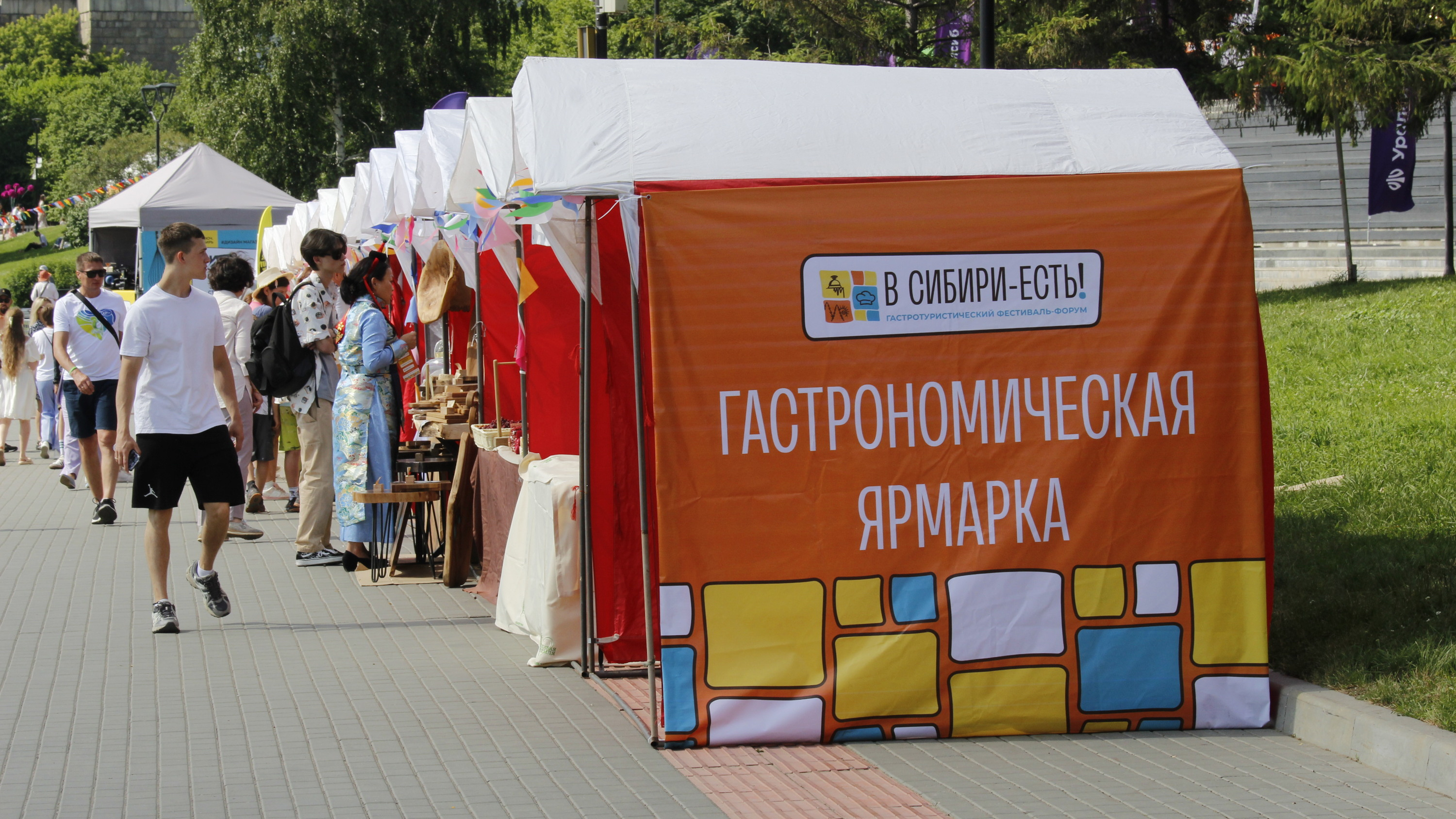 Пока без охраны: на Михайловской набережной появились десятки палаток с едой