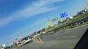 «Люди опаздывают в аэропорт»: полосы на дороге к Толмачево разделили столбиками для безопасности — водители недовольны