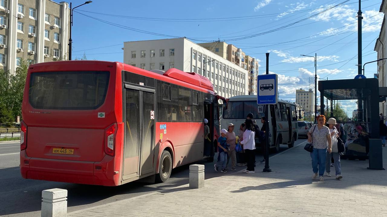 С кондиционером и удобствами: Якутск получил еще 19 новых автобусов