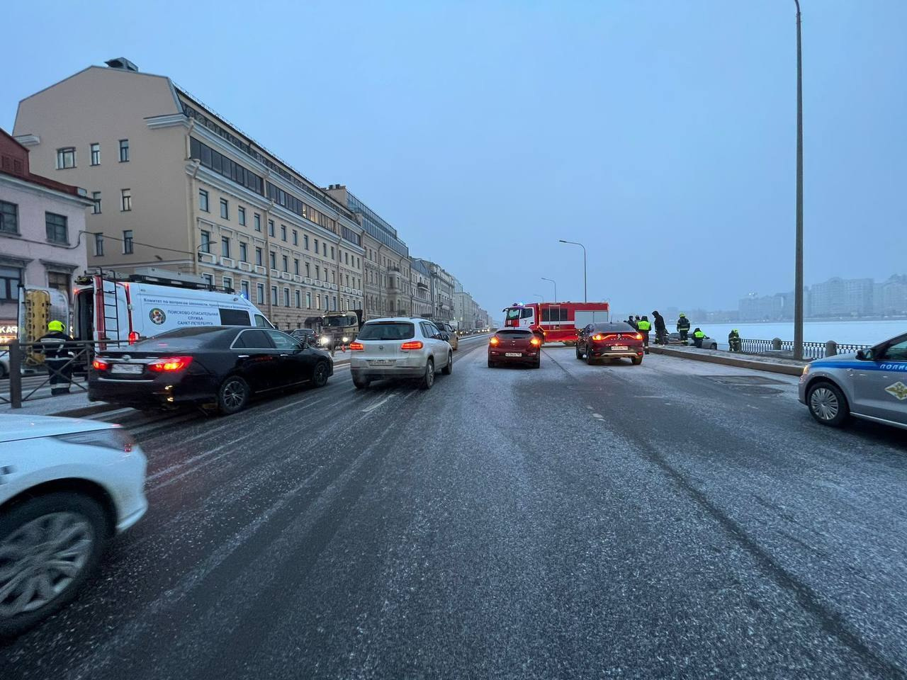 В Петербурге после ДТП машина пробила заграждение Синопской набережной и  зависла над Невой, из нее вытащили женщину - 17 февраля 2023 - ФОНТАНКА.ру