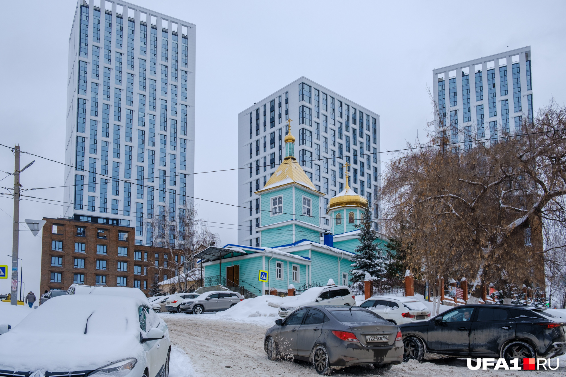 Водитель «Хендая» отчаянно пытался заехать, но скатывался вниз