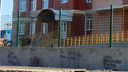 В Таганроге торжественно открыли детский сад с забором, исписанным рекламой наркотиков