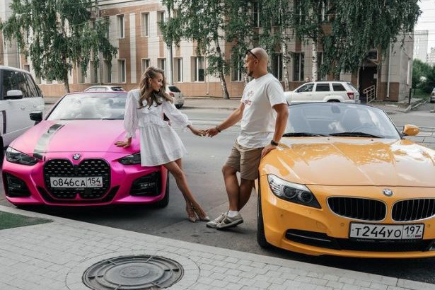 Виталина и Владимир — обладатели ярких машин BMW. Стоимость таких моделей без пробега стартует от <nobr class="_">3 миллионов</nobr>, по данным сайта «Дром»