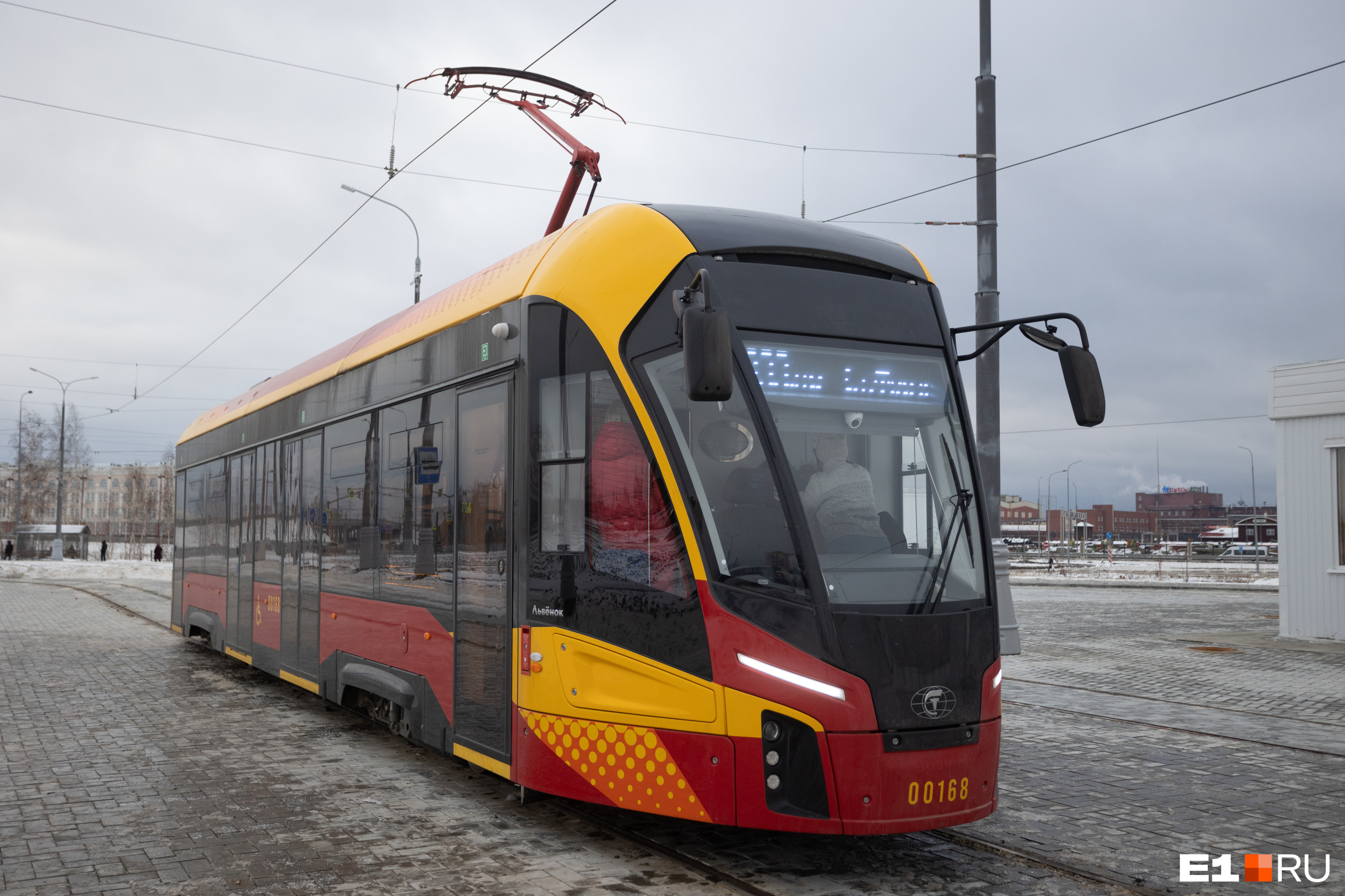 В Верхней Пышме и Среднеуральске отменили прямые автобусы до Екатеринбурга. Выручит трамвай