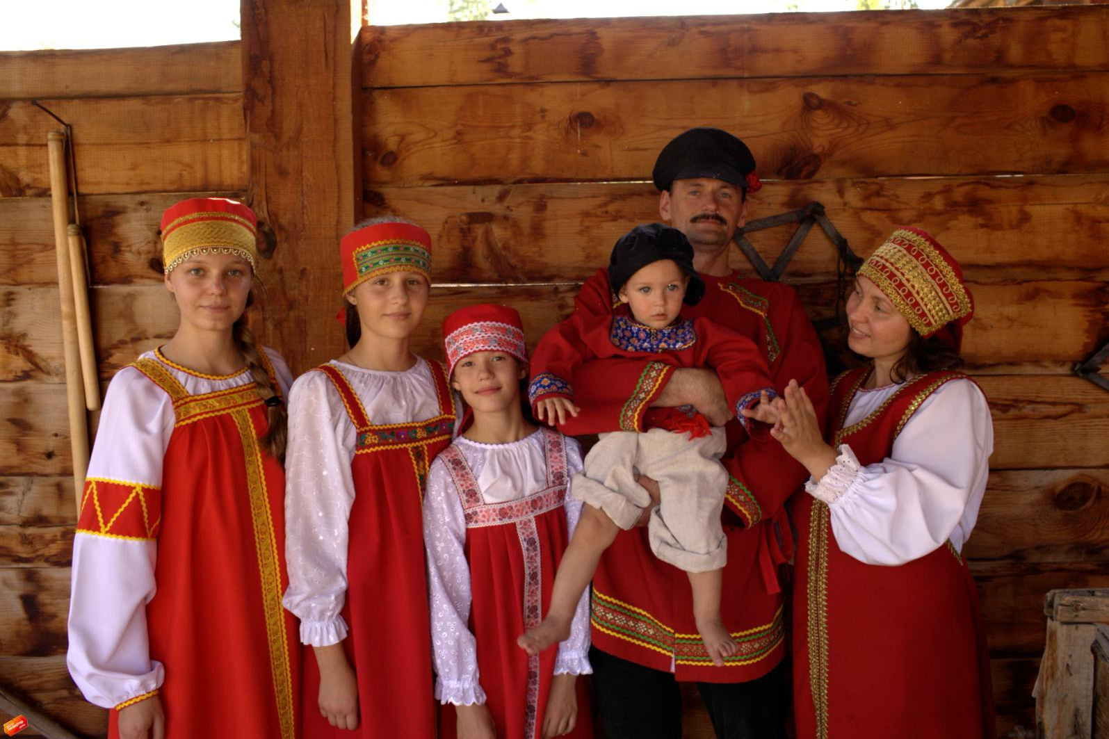 Инна Александровна (справа) с мужем и своими четырьмя детьми