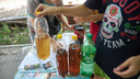 «Деньги, естественно, делим на троих»: в Самаре школьники открыли лимонадную «разливайку» прямо на улице