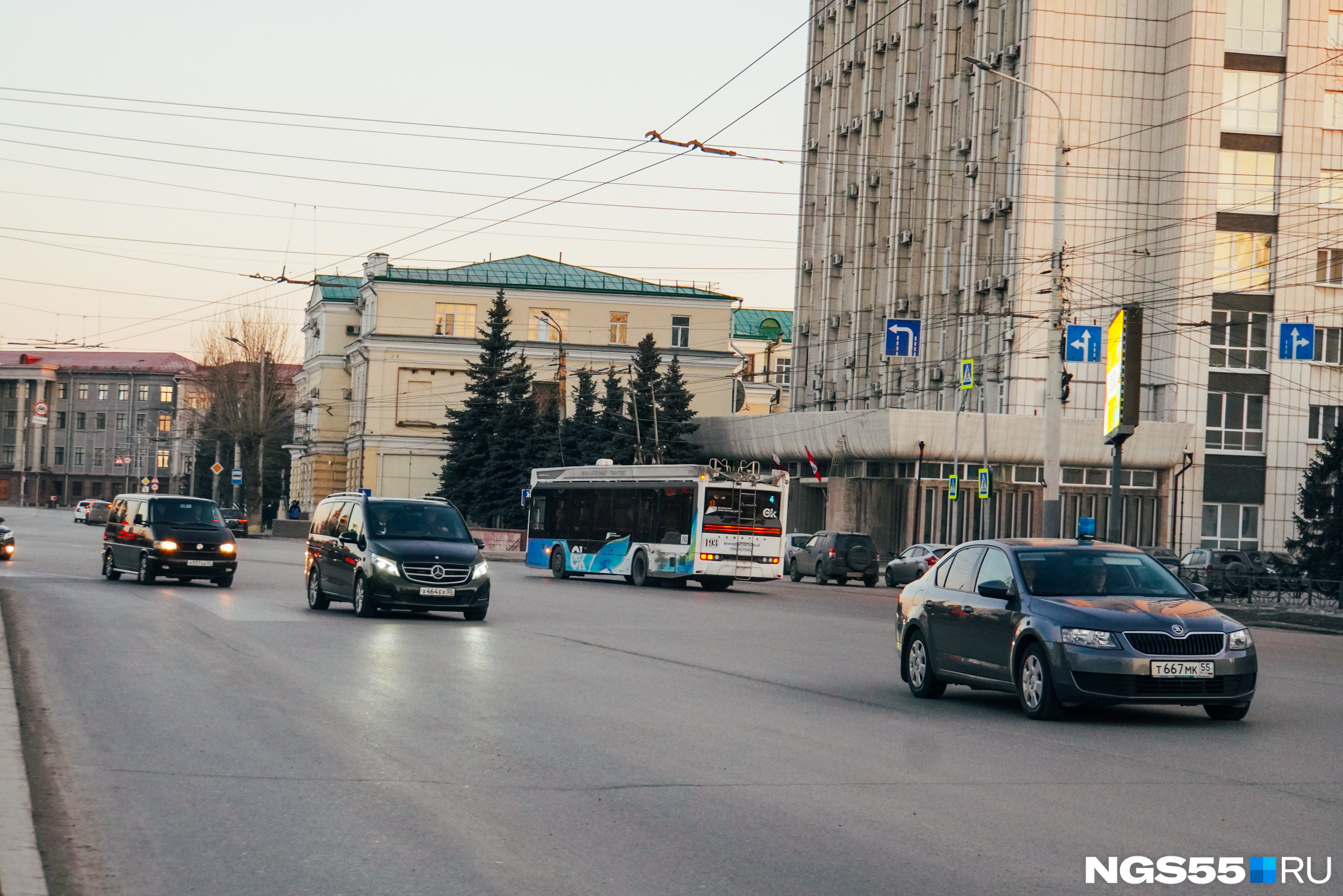 Завершаем наш фоторепортаж уличным пейзажем с отъездом кортежа от здания правительства. 31 марта в Омской области свершилась большая перемена. А мы всегда надеемся на лучшее Завершаем наш фоторепортаж уличным пейзажем с отъездом кортежа от здания правительства. 31 марта в Омской области свершилась большая перемена. А мы всегда надеемся на лучшее