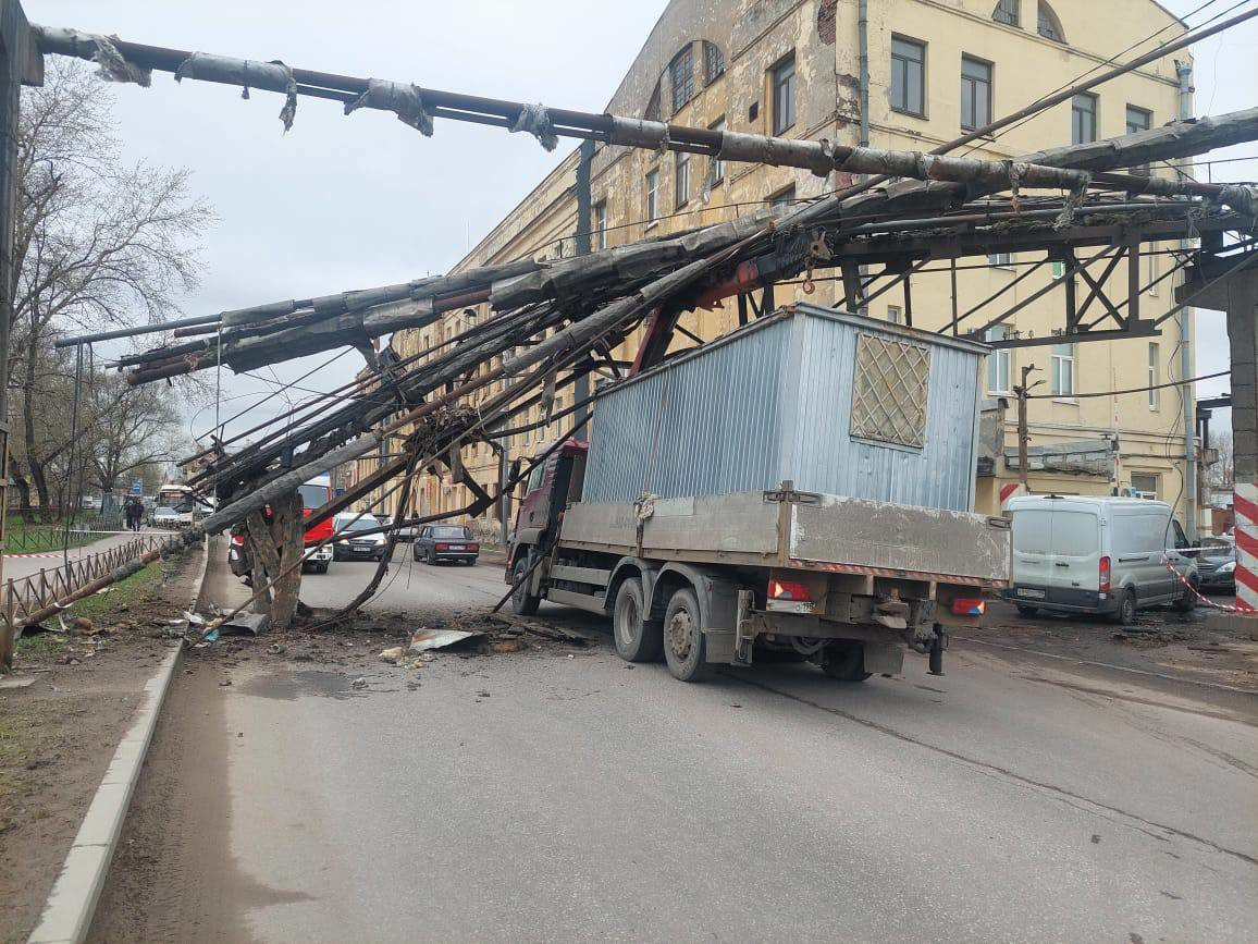 В Петербурге на Салова фура задела трубы, расположенные над дорогой - 17  апреля 2024 - ФОНТАНКА.ру