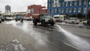 Поливальная машина окатила пешеходов на глазах у мэра Новосибирска — как он отреагировал