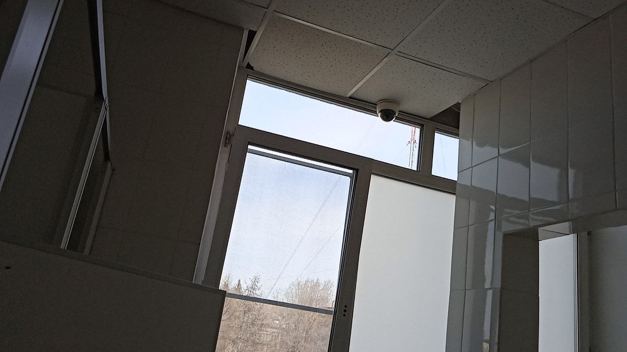 Учеников челябинской школы возмутили камеры в туалетах