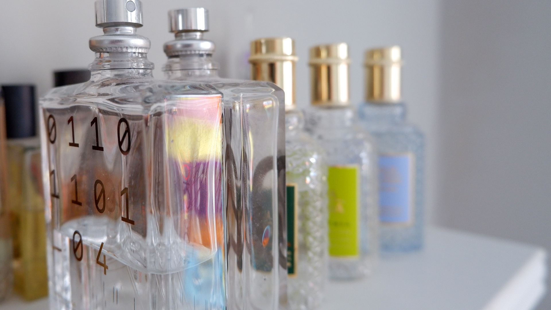 В Оренбурге сотрудник колонии за взятку разрешил заключенному продавать парфюм