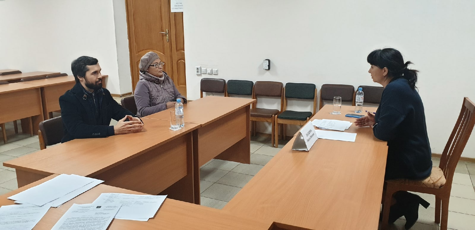 «Председатель КГБ» с местной жительницей на приеме у Гюзель Насыровой «Председатель КГБ» с местной жительницей на приеме у Гюзель Насыровой