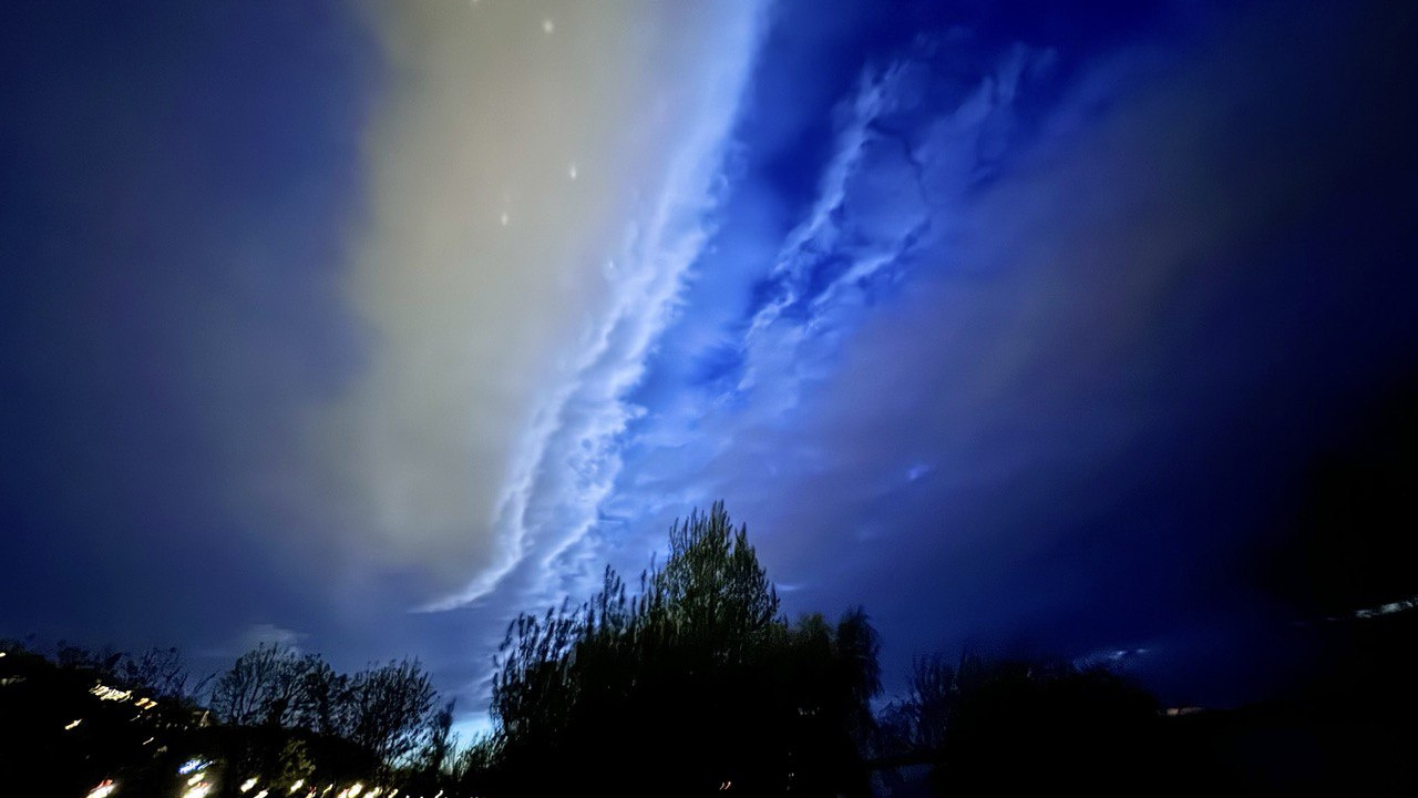 «Это настоящий разлом». Нижегородцы поделились фотографиями впечатляющего вечернего неба