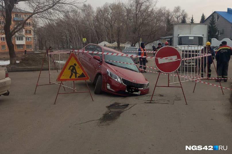 Автомобиль провалился под асфальт