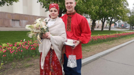 Познакомились в ЗАГСе: пара из Новосибирска поженилась на массовой свадьбе в Москве