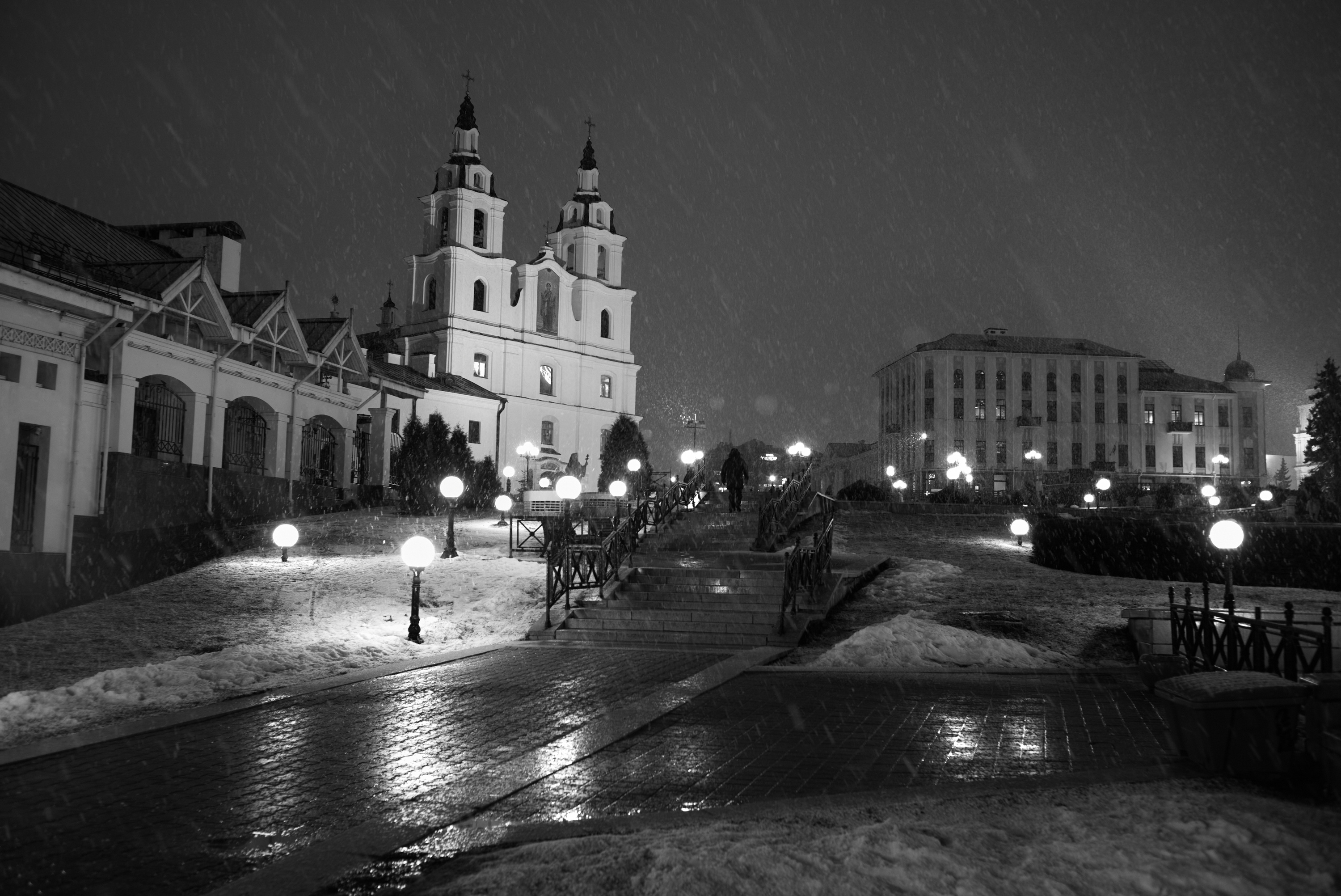 Площадь Свободы в Минске и Кафедральный собор Сошествия Святого Духа