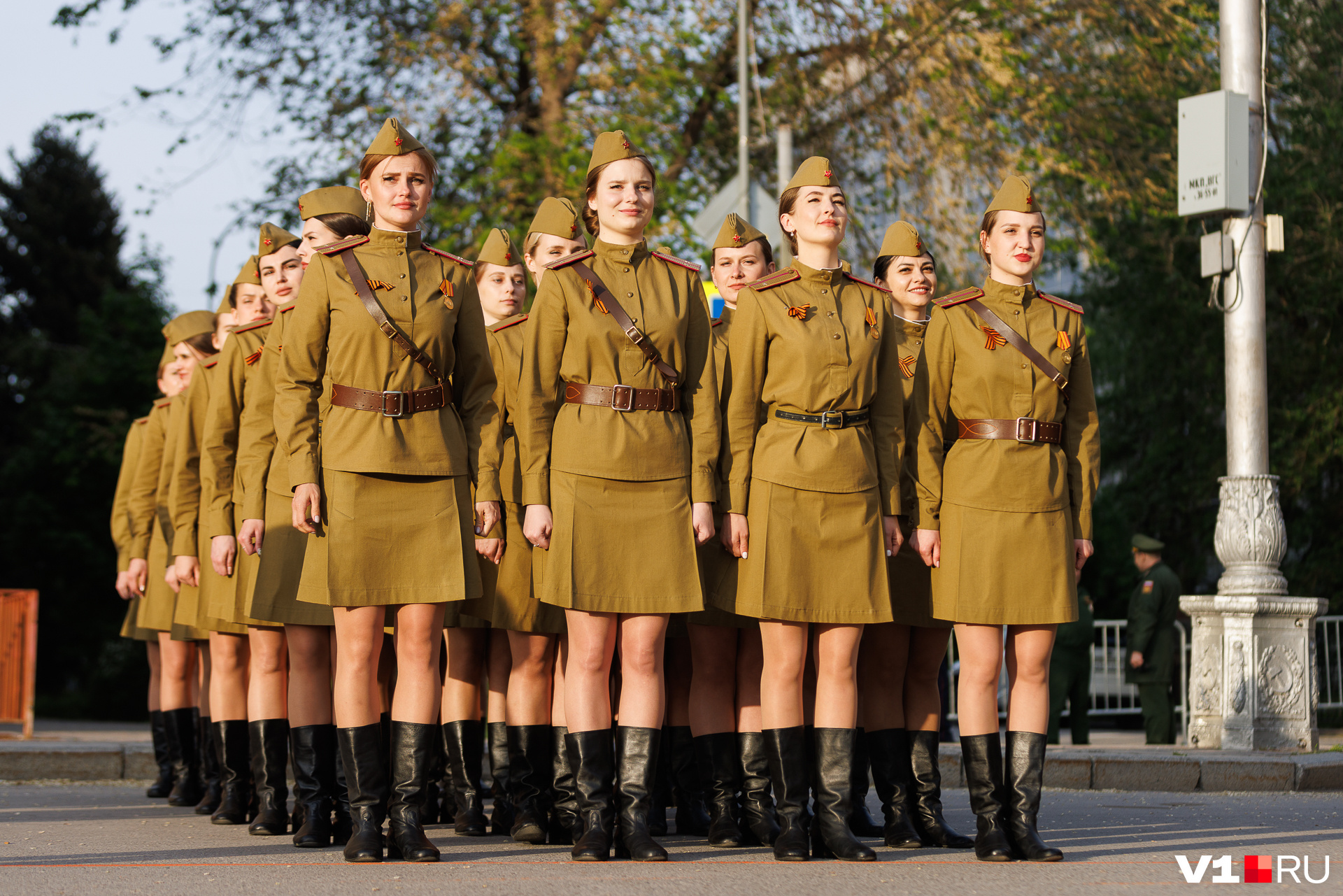 Армейская волгоград. Военная форма. Форма на парад. Военная форма для парада. Женщины на параде.