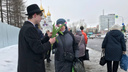 На остановке в Архангельске парень в шляпе подходит к женщинам с цветами: чья это идея