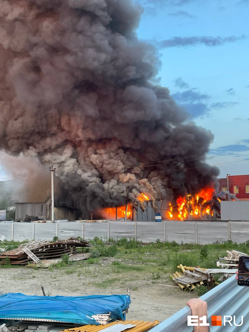 Вблизи Екатеринбурга вспыхнул мощный пожар: видео