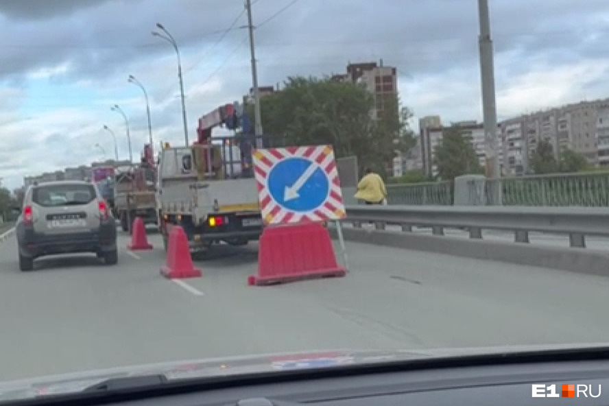 «Больше часа ехал один перекресток!» Екатеринбург охватил транспортный коллапс из-за ремонта моста