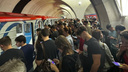 «Надо занимать очередь, чтобы зайти в метро». Пассажиры разругались из-за постоянных сбоев в подземке