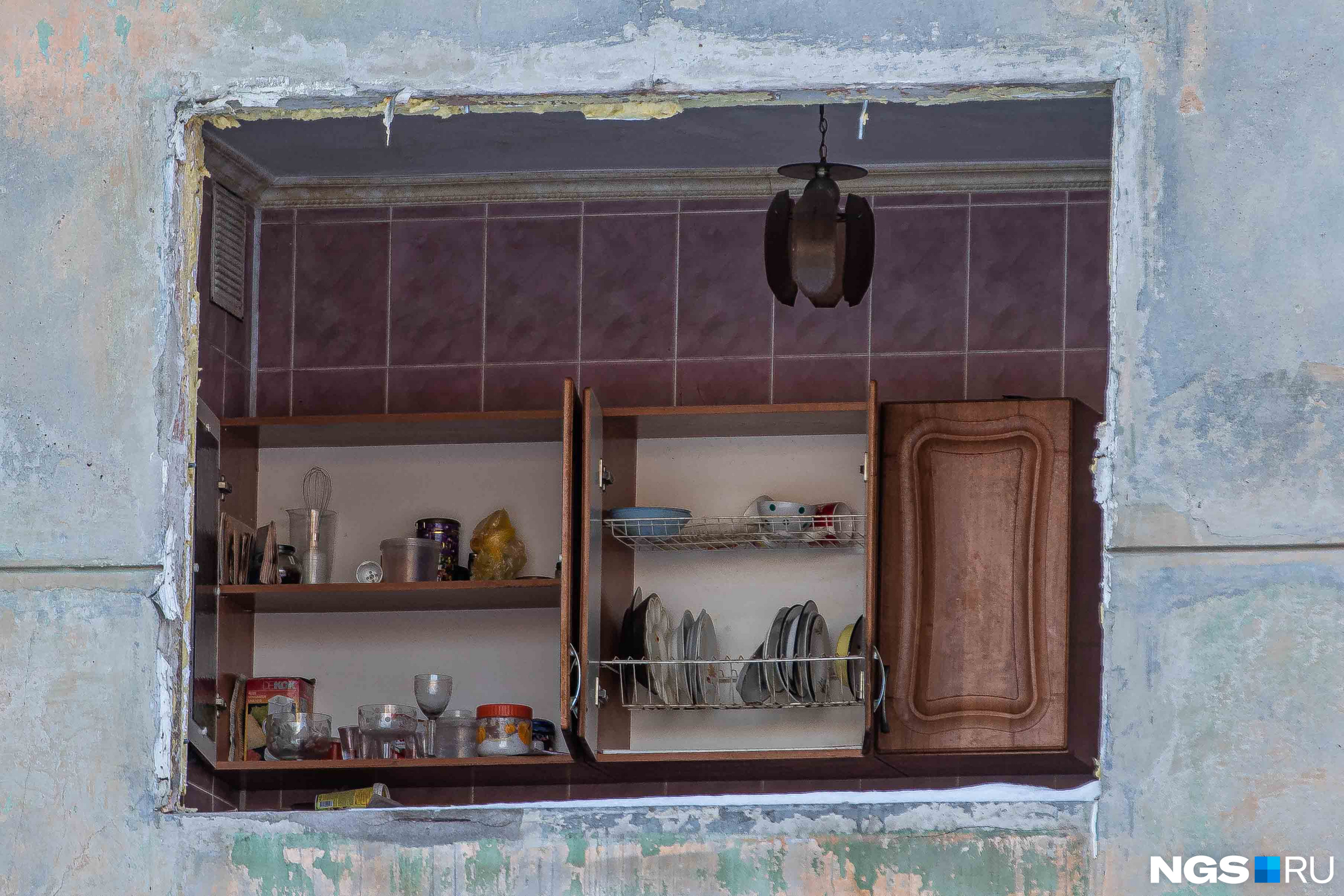 Сквозь выбитые окна можно увидеть остатки былой жизни в квартирах