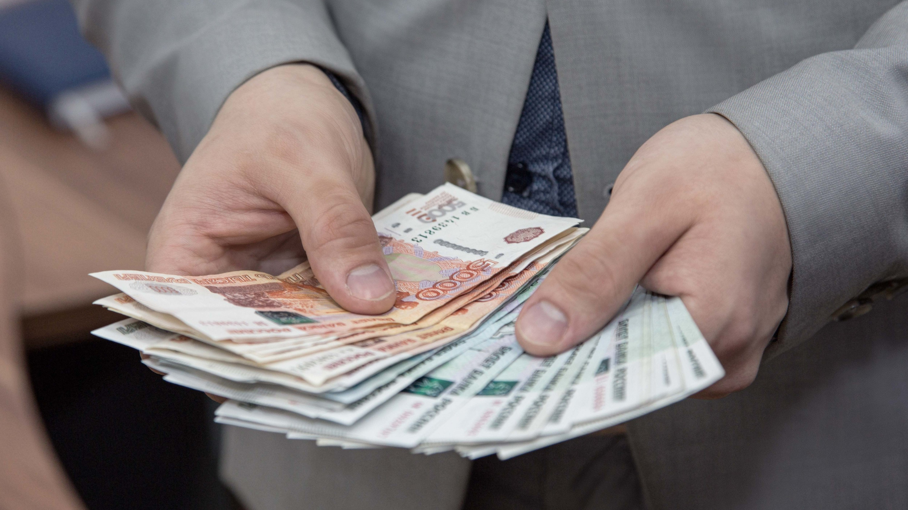 Власти Башкирии планируют индексировать зарплаты и увеличить должностные оклады