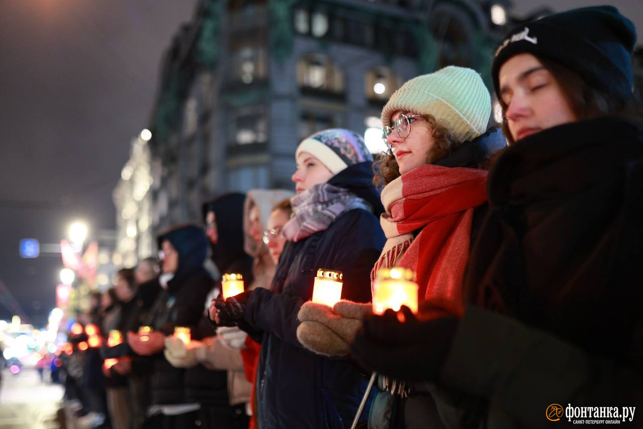 «Свеча памяти». На Невском в День снятия блокады образовалась живая цепь
