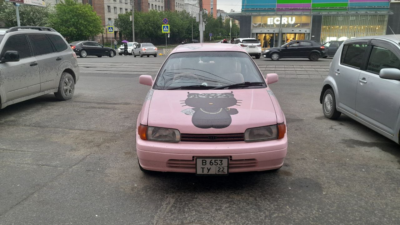 «Мерседес» в стразах и гламурная «Тойота-Королла»: как сибирячки украшают свои авто — рассматриваем фото