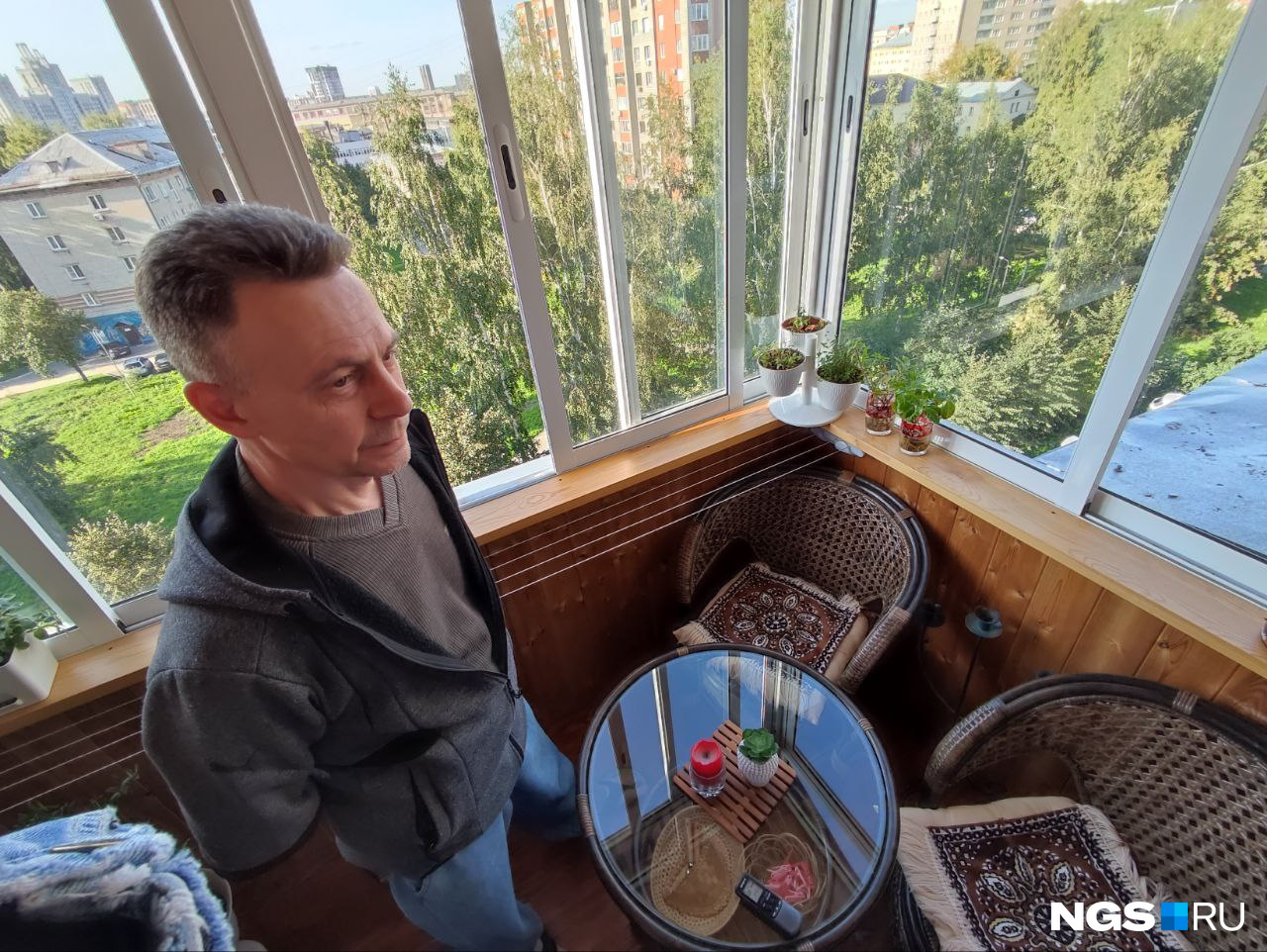Сергей Родичев регулярно собирает с карнизов куски штукатурки и кирпичей, до которых может дотянуться из окон или с балкона