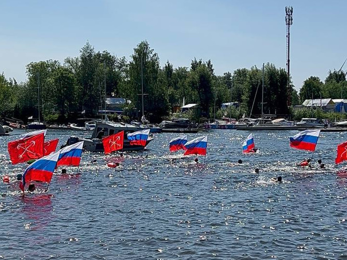 Купальный сезон на Елагином открыли патриотическим заплывом