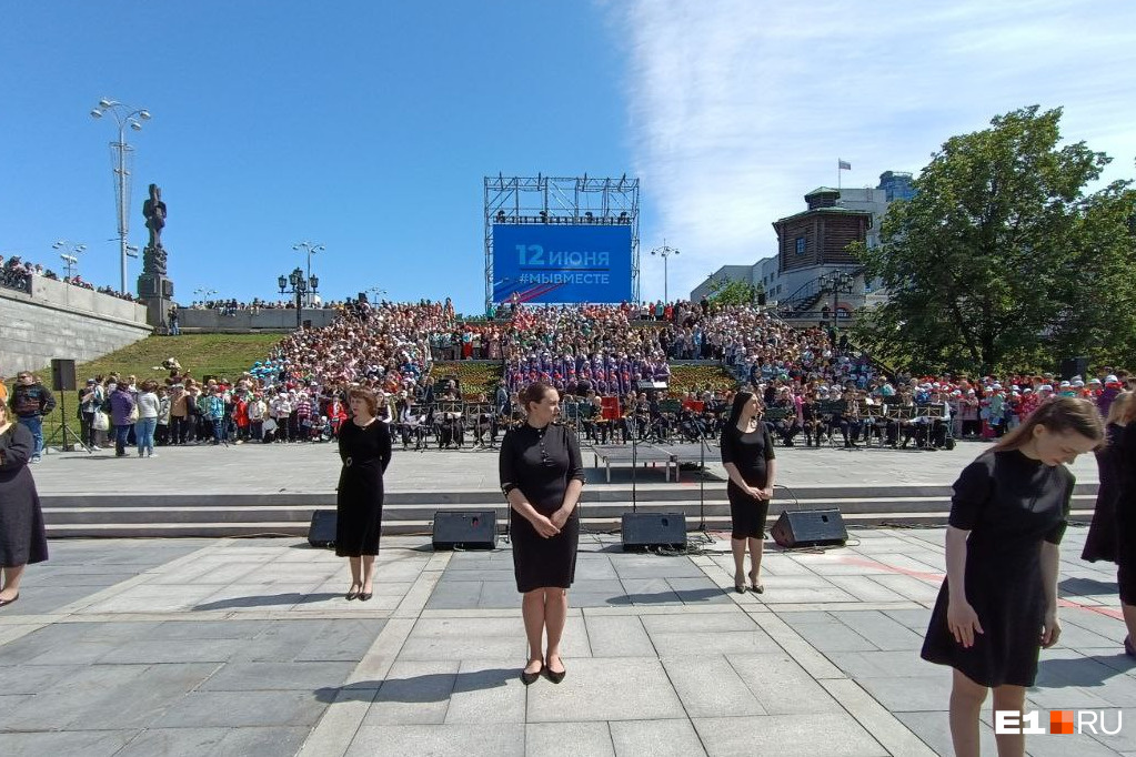 На Плотинке тысяча уральцев собрались, чтобы хором исполнить гимн страны и песни Высоцкого