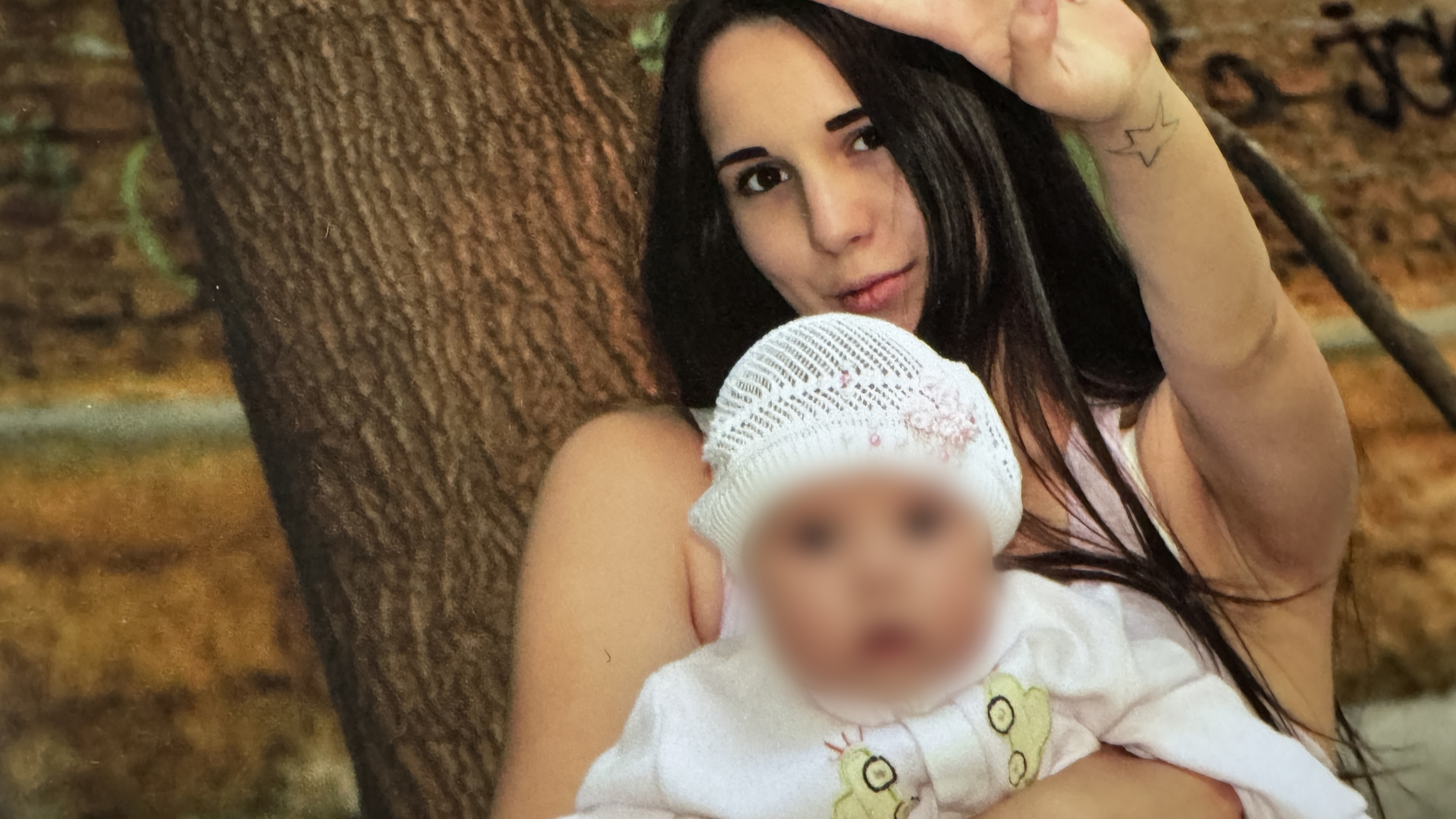 Молодая мама из Екатеринбурга умерла в двадцать лет. Родня начала войну за ее дочку: видео