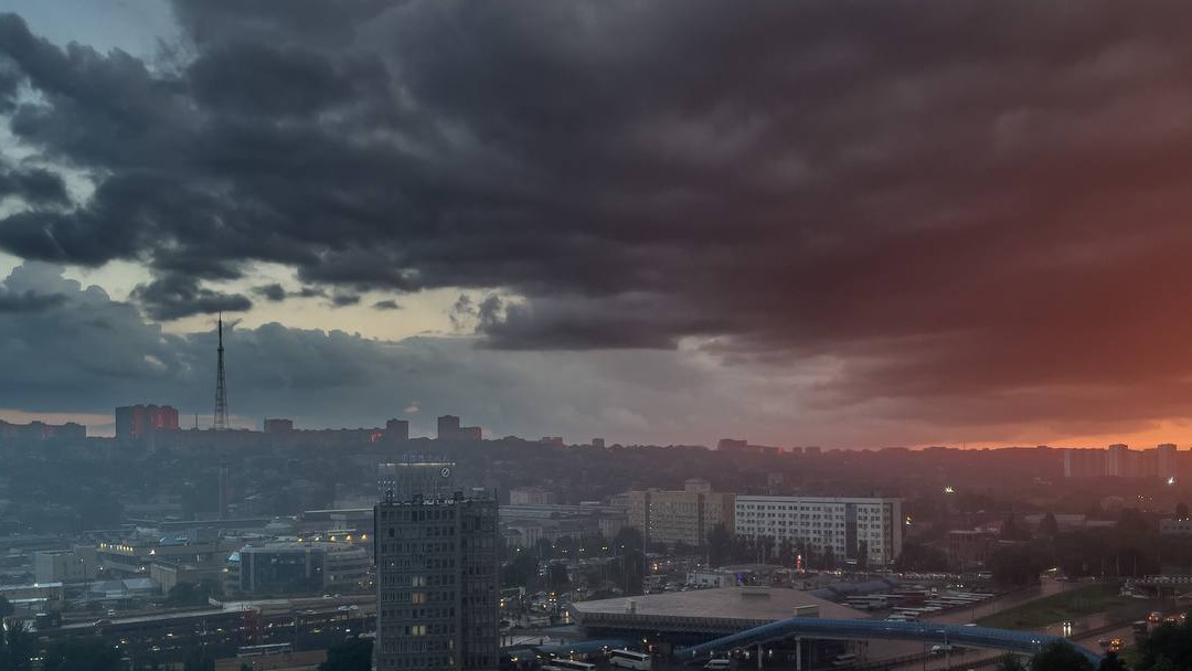 Улицы затоплены, дома залиты, машины плывут: последствия мощного ливня в Ростове