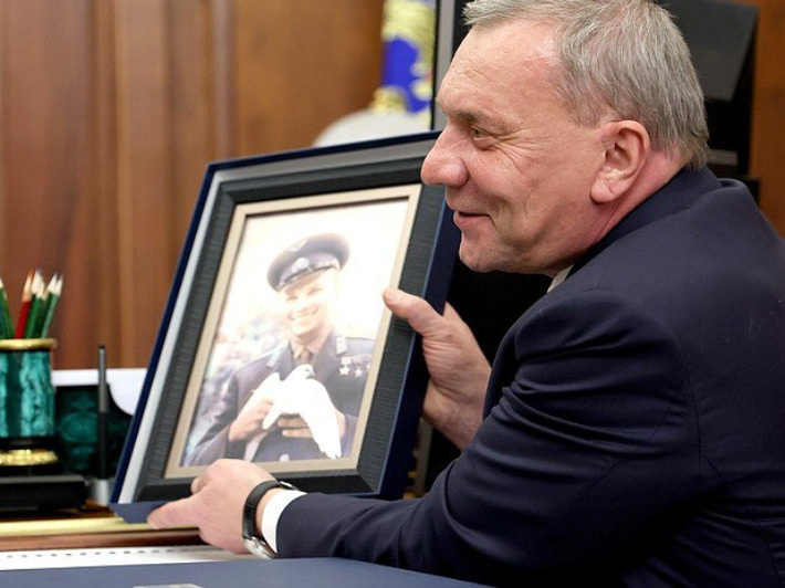 Глава «Роскосмоса» подарил Путину портрет Юрия Гагарина