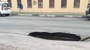 Яма на половину полосы: в центре Ярославля провалился асфальт на проезжей части