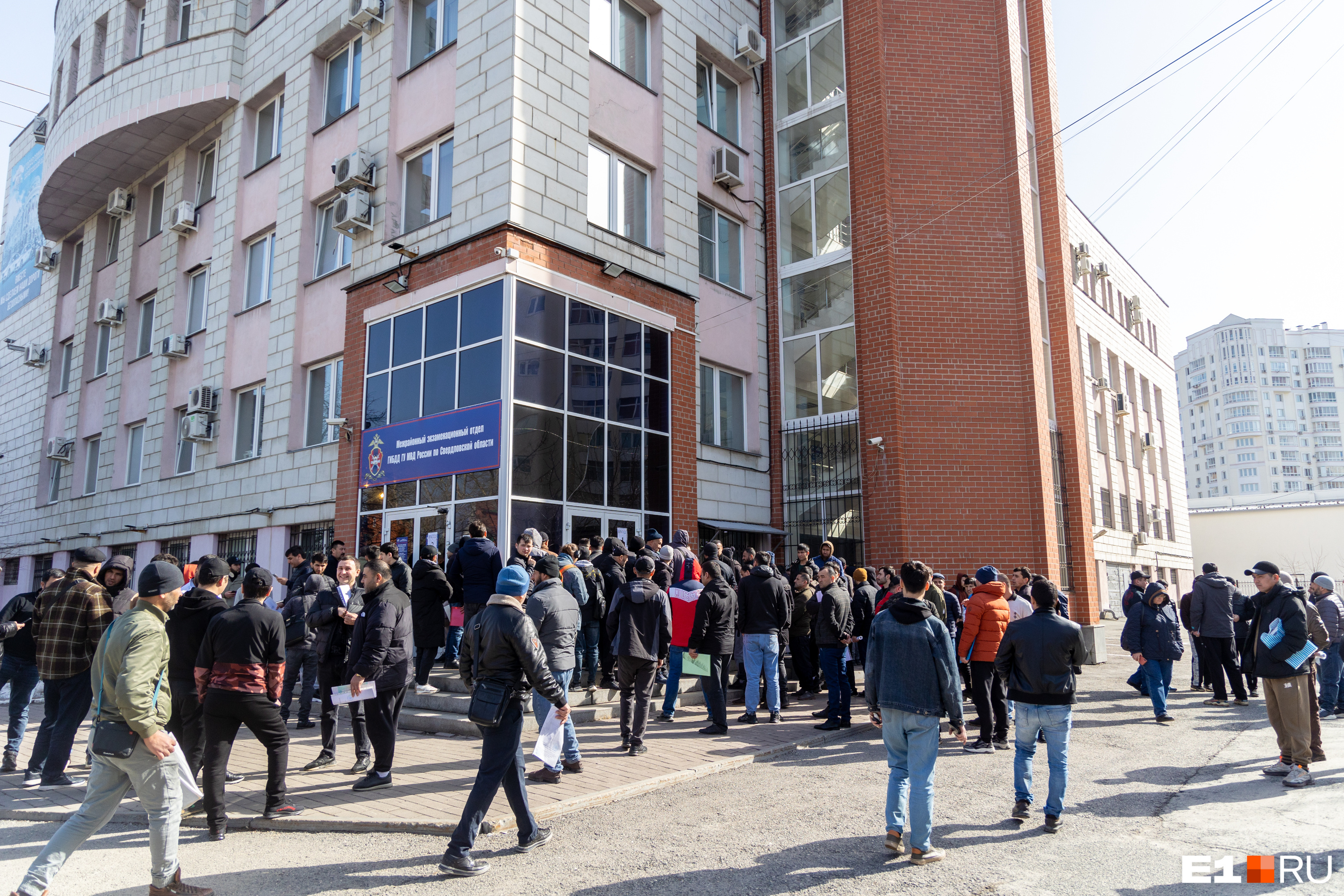 В огромной очереди к ГИБДД в Екатеринбурге мужчинам начали выдавать повестки в военкомат