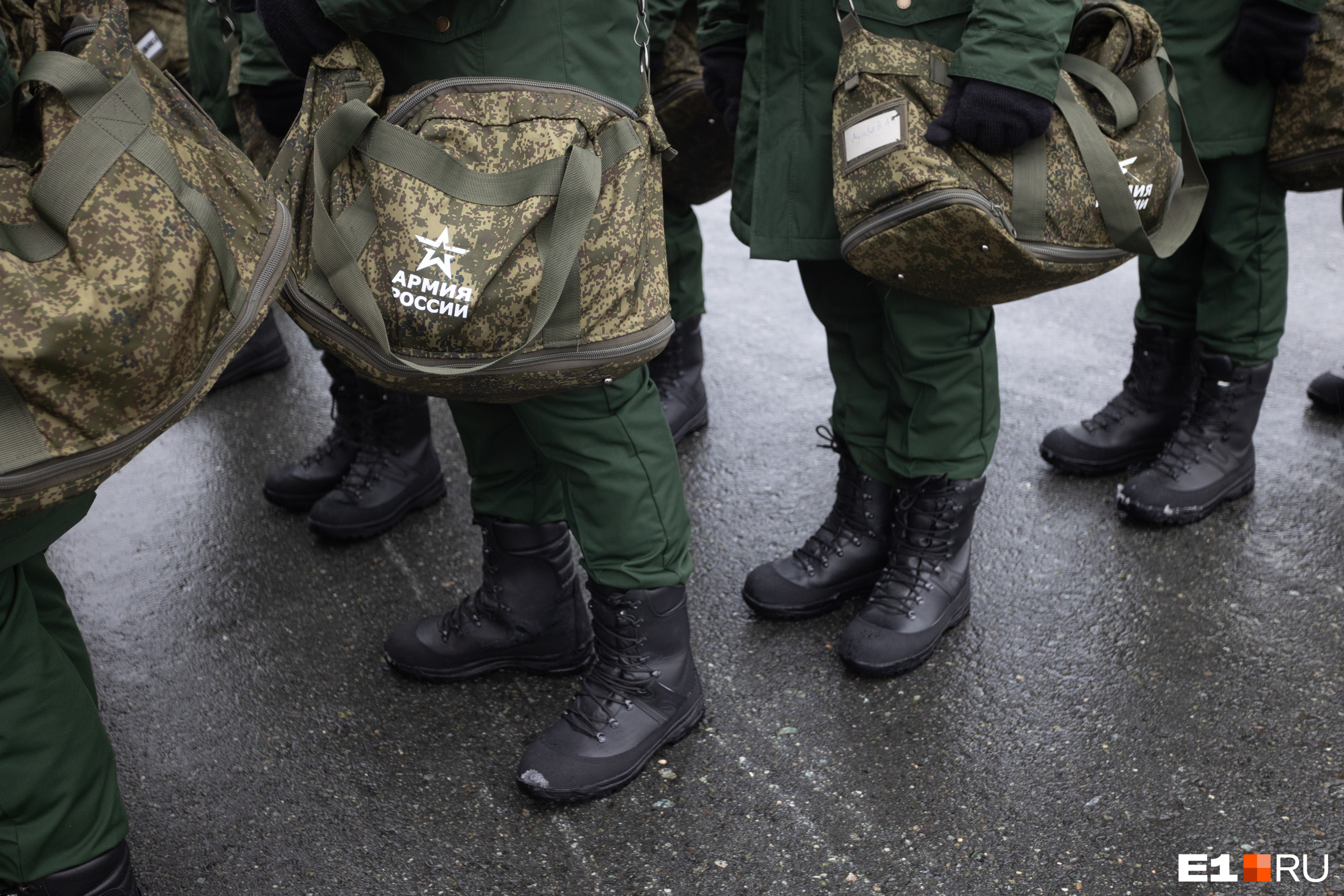 В Екатеринбурге работников крупной компании отправили в военкомат. Зачем это нужно?