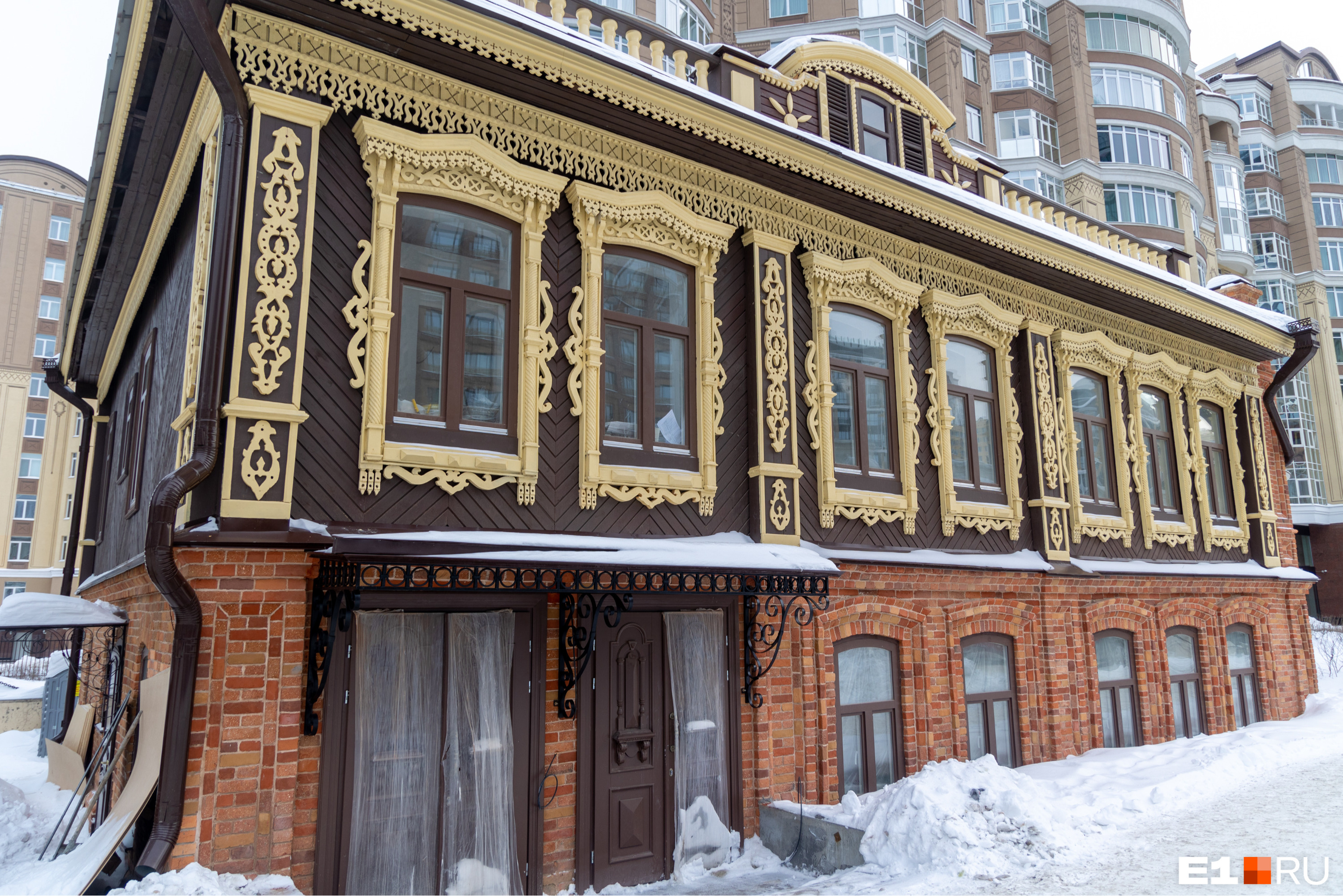 Уральский олигарх вложился в старинный дом в центре Екатеринбурга. Что внутри?