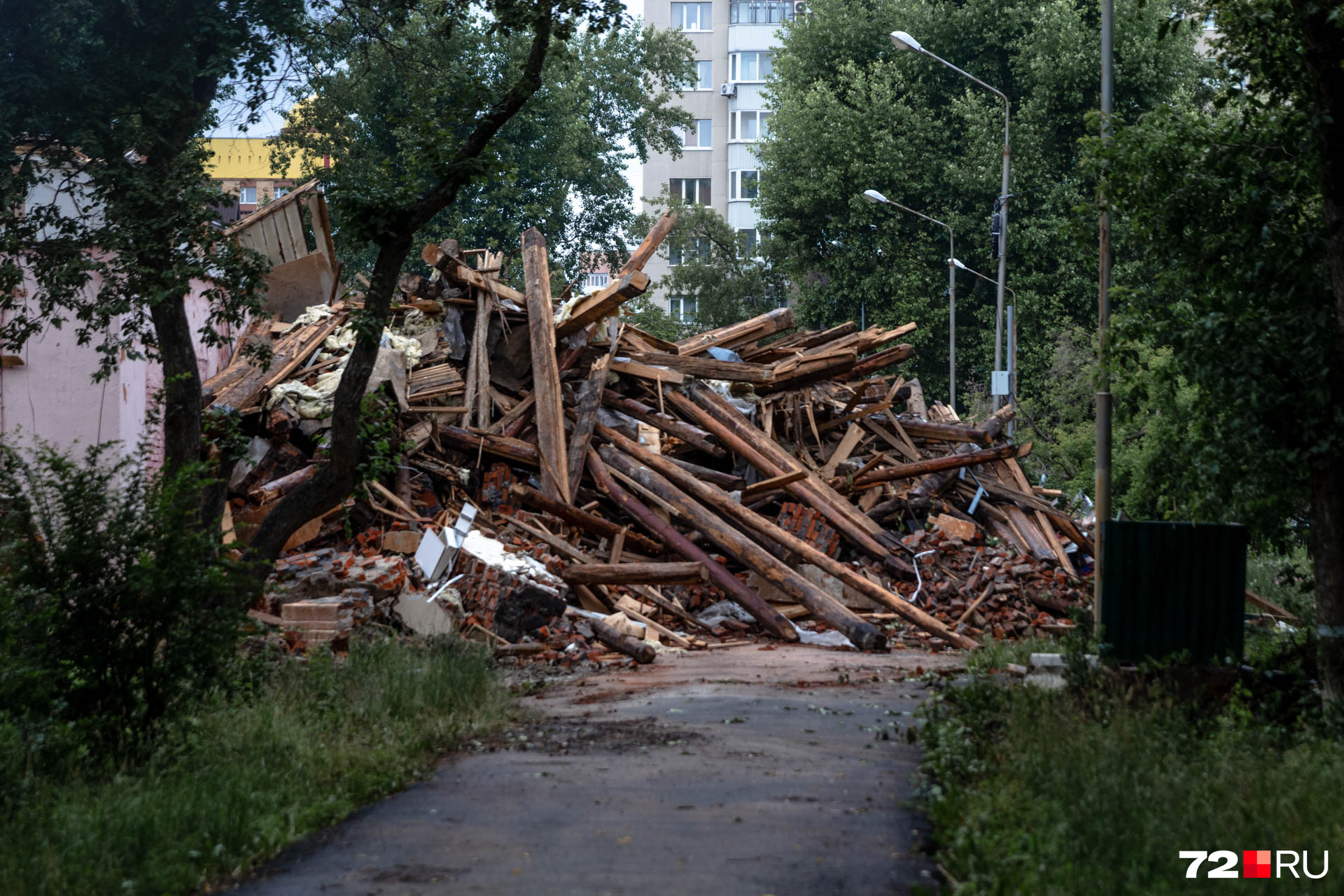 Тюмень снос. Снос. Снос здания. Завершение сноса здания. Снос старой школы в Тюмени.