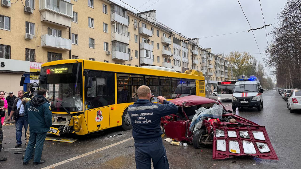 На Ленина машина врезалась в автобус с пассажирами, минимум два человека пострадали