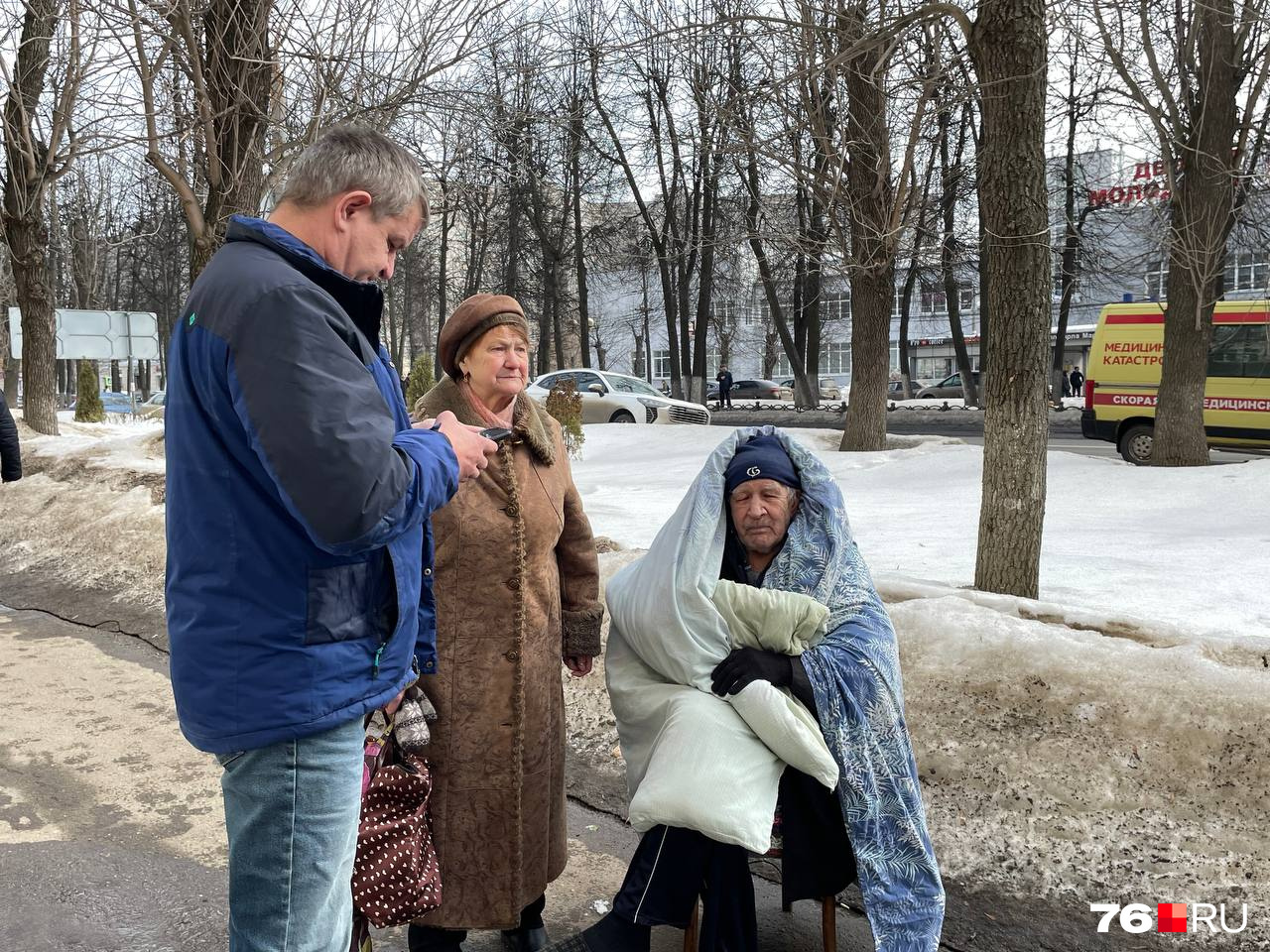 Эвакуировали детский сад. В центре Ярославля горит многоквартирный дом-сталинка.  Онлайн-репортаж | 14.03.2024 | Ярославль - БезФормата