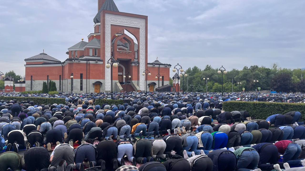 Тысячи мусульман, усиленная охрана и толпы у метро. Как в Москве проходит Курбан-байрам: онлайн-репортаж