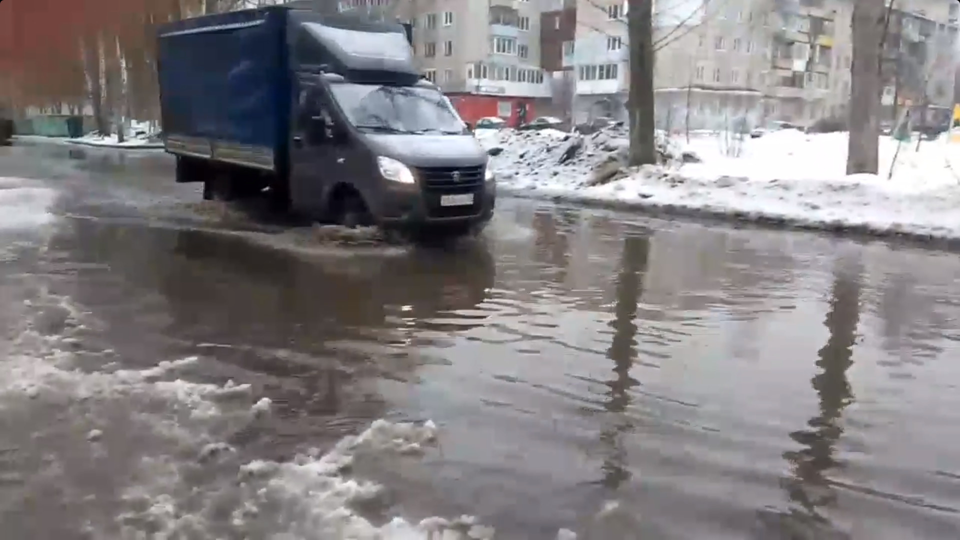 — В эту реку можно запускать карасей, — шутит подписчик группы «Свободный Ярославль 2:0» — В эту реку можно запускать карасей, — шутит подписчик группы «Свободный Ярославль 2:0»