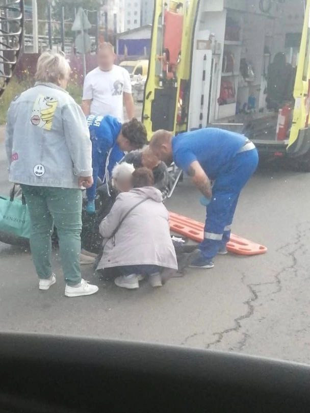 Мотоциклист сбил пожилую женщину на «зебре» в Янино-1