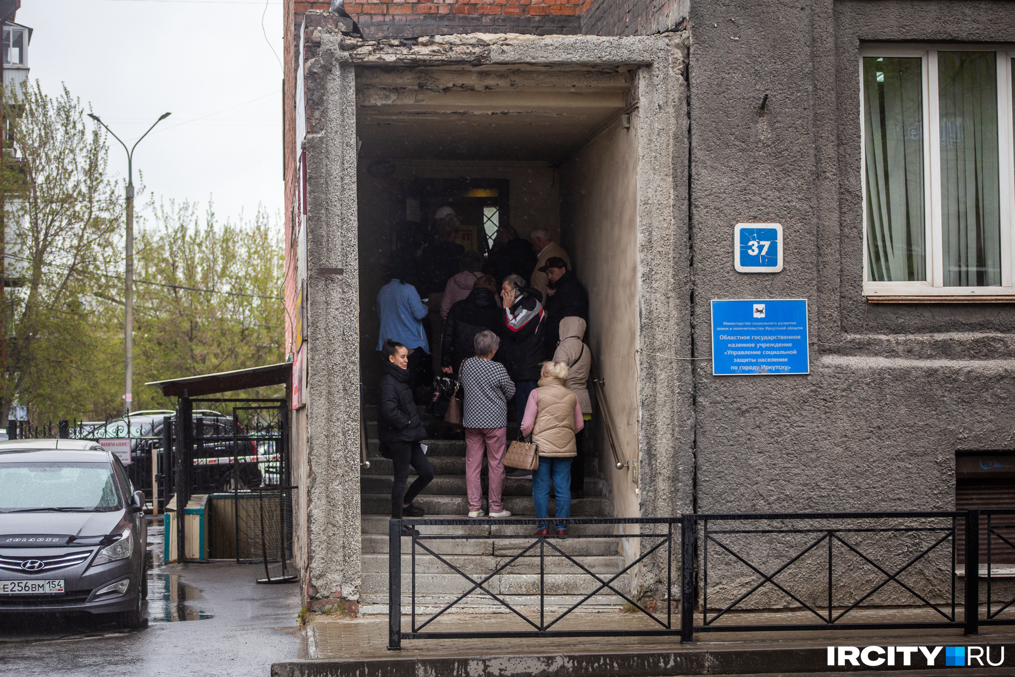 Люди прятались от непогоды под козырьком здания на улице Чкалова